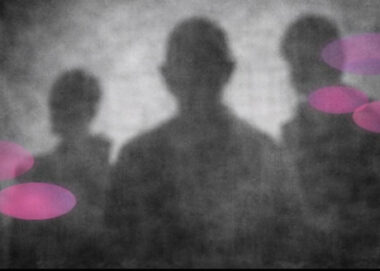 Image évoquant le trauma humain avec silhouettes et ombres, en noir et blanc, avec touches rose et violet.
