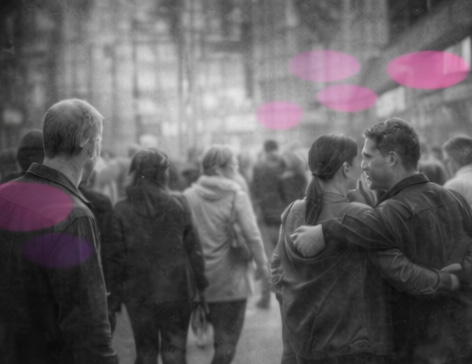 Foule marchant dans une rue, certaines personnes se rapprochant ou se tenant par l’épaule, en noir et blanc avec touches rose et violet.