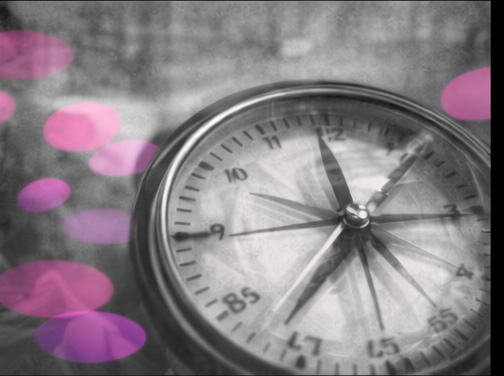 Gros plan sur une horloge en noir et blanc, avec des formes abstraites rose et violet en arrière-plan.