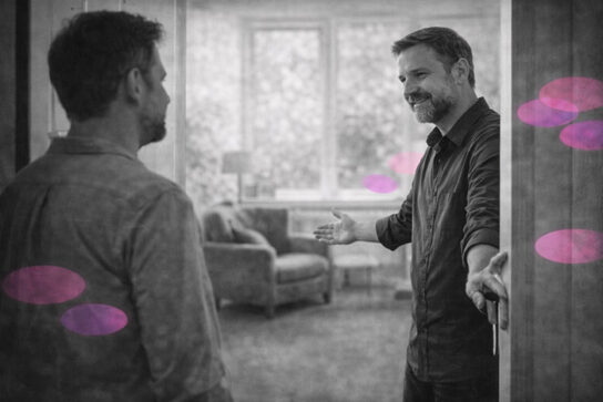 Thérapeute et patiente se tenant les mains en séance, en noir et blanc, avec des accents rose et violet.