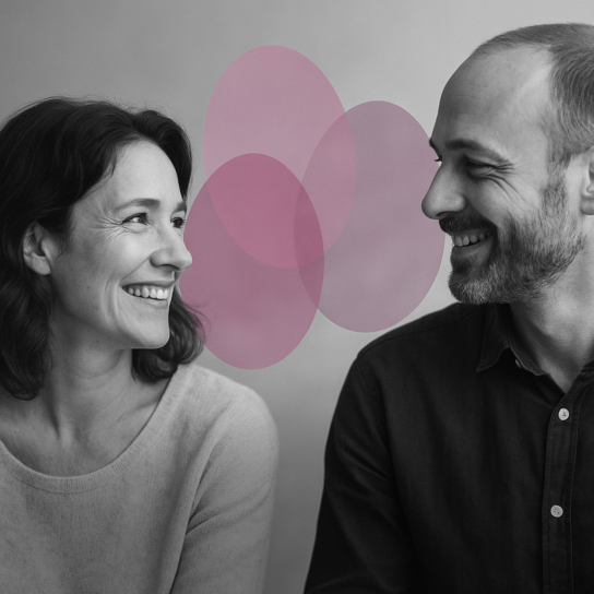 Deux personnes se regardant avec le sourire lors d&rsquo;un &eacute;change bienveillant, illustrant la relation et l&rsquo;&eacute;coute mutuelle.