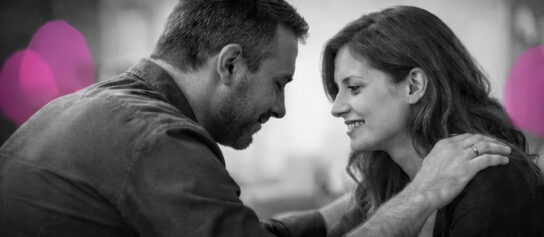 « Deux adultes en interaction thérapeutique incarnée, illustrant dissociation, réassociation et hypnose relationnelle. »