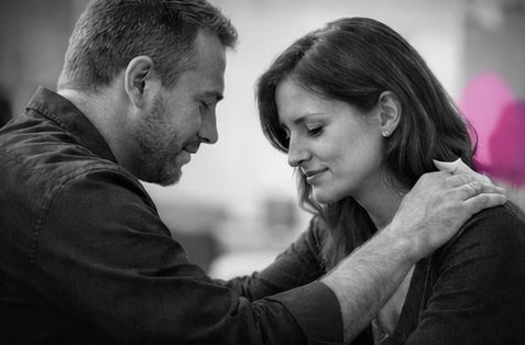 « Deux professionnels en interaction créant un espace relationnel spécifique, illustrant le contexte hypnotique. »