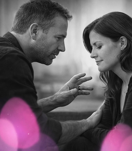 « Thérapeute et patient en interaction incarnée, illustrant le langage hypnotique, la présence et le rythme relationnel. »