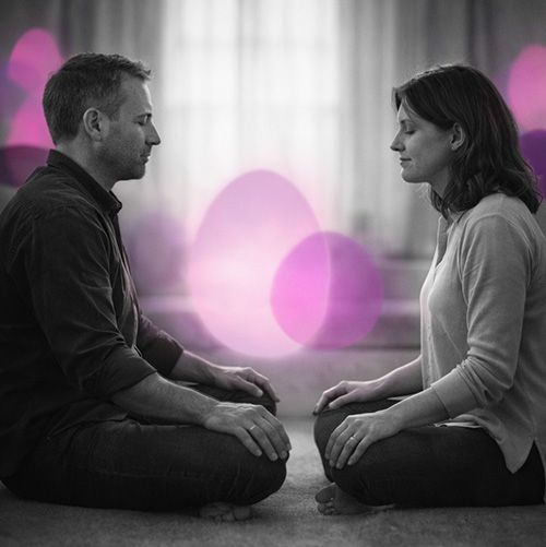 « Deux adultes assis face à face dans un espace calme, illustrant l’hypnose relationnelle, le lien et la créativité thérapeutique. »