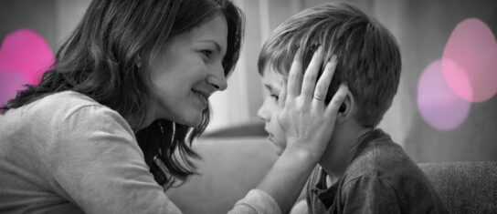 « Dyade thérapeutique en accordage postural, illustrant le mimétisme et le développement relationnel. »