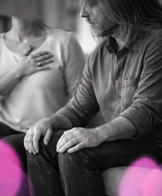 Gros plan sur des postures et respirations synchronisées entre thérapeute et patient, illustrant la sécurité relationnelle. »