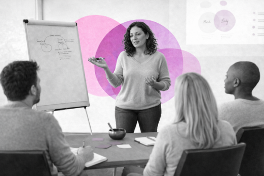 Formatrice animant un temps de formation en groupe dans le cadre d’une pédagogie expérientielle à l’Institut Mimethys