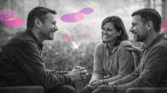 Deux personnes souriantes en séance, en noir et blanc, avec des accents rose et violet évoquant la sécurité et le lien durable