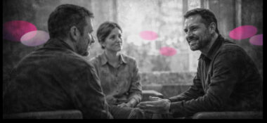 Un thérapeute et une personne en séance, en noir et blanc, discutant dans une atmosphère de renouveau avec accents rose et violet.