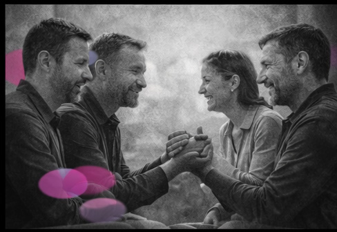 Deux personnes échangeant dans un climat tantôt coopératif, tantôt tendu, en noir et blanc, avec touches rose et violet illustrant les dynamiques relationnelles.