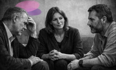 « Trois professionnels de la relation d’aide en noir et blanc, en échange sérieux, avec des touches de rose et violet évoquant le travail clinique pour distinguer une personne de ses actes. »