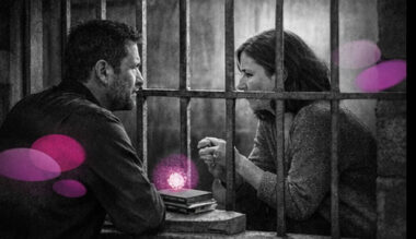 « Scène en noir et blanc évoquant un cadre de prison avec des professionnels en discussion, symbolisant le risque d’enfermer une personne dans une identité victimaire. »