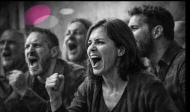 « Groupe d’adultes en noir et blanc dont certains crient, avec des touches de rose et violet en arrière-plan, illustrant la différence entre cri et parole dans l’accompagnement des victimes. »