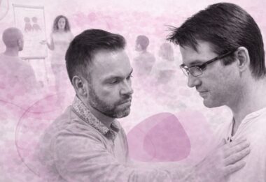 Deux hommes en interaction lors d’un atelier d’initiation à l’approche TLMR