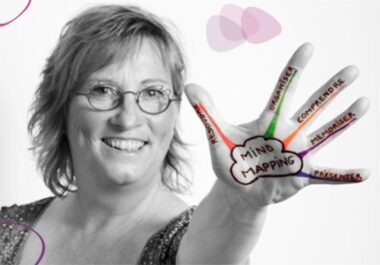 Formatrice présentant le mind mapping comme support visuel dans une approche relationnelle et thérapeutique