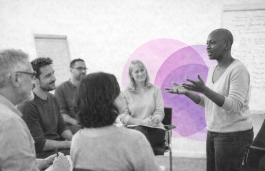 Animatrice échange avec un groupe de professionnels lors d’un atelier de perfectionnement TLMR