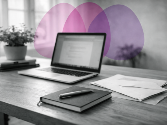 Bureau de travail épuré illustrant l’édition et la gestion du site internet de l’Institut Mimethys