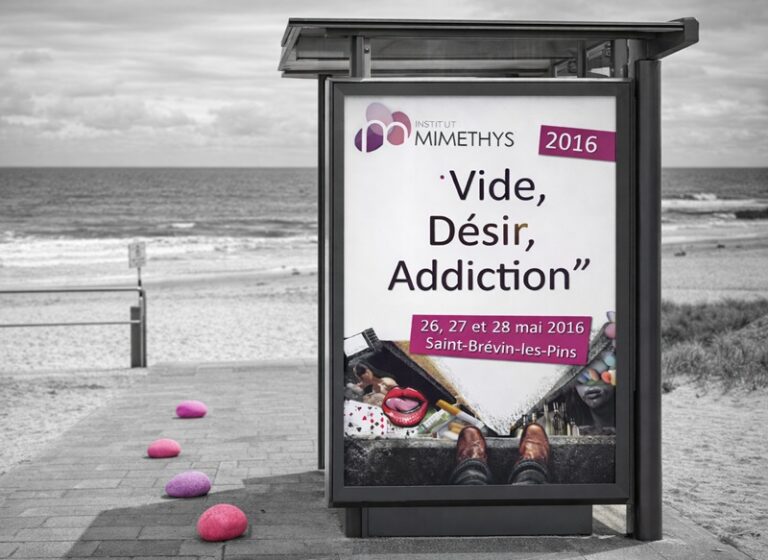 Affiche du congrès Mimethys 2016 dans un abribus, avec galets roses et violets, devant une plage en noir et blanc- theme désir et addiction