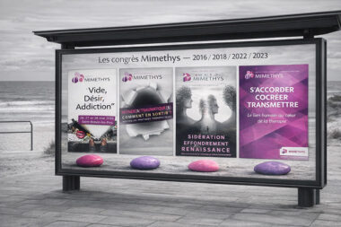 Timeline des congrès Mimethys 2016, 2018, 2022 et 2023 présentée sur un panneau d’affichage en bord de mer, avec les quatre affiches côte à côte et les galets rose et violet.