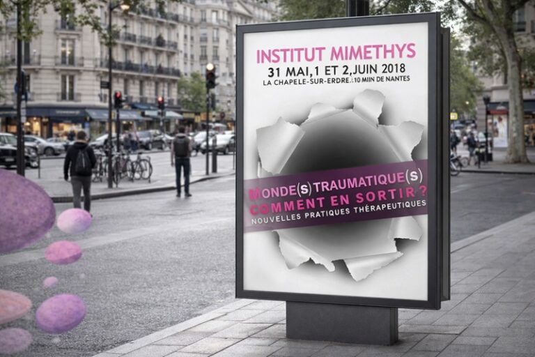 Affiche du congrès 2018 de l’Institut Mimethys sur un panneau publicitaire en ville, avec quelques formes ovoïdes roses et violettes en arrière-plan sur les mondes traumatiques