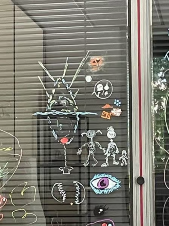 Dessin réalisé par une adolescente représentant un iceberg avec une partie immergée sombre, des figures humaines et des éléments graphiques symbolisant une scène imaginaire partagée dans le cadre de la thérapie du truc