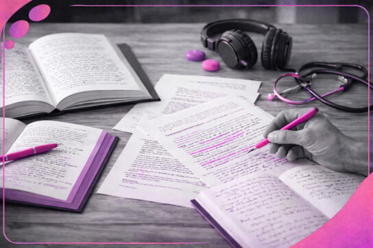 Écriture et documents cliniques de l’Institut Mimethys avec livres, notes manuscrites et casque audio en noir et blanc