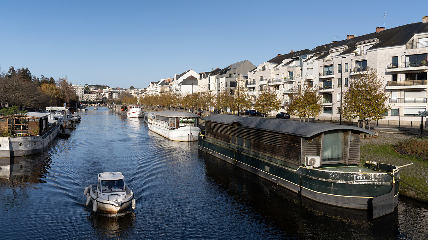 Vue de l’Erdre à Nantes avec péniches, bateaux et immeubles du quai