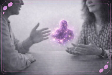 Deux personnes discutant autour d’une forme violette et rose flottant entre elles, symbolisant la problématique externalisée en TLMR, avec un cadre décoratif aux couleurs Mimethys