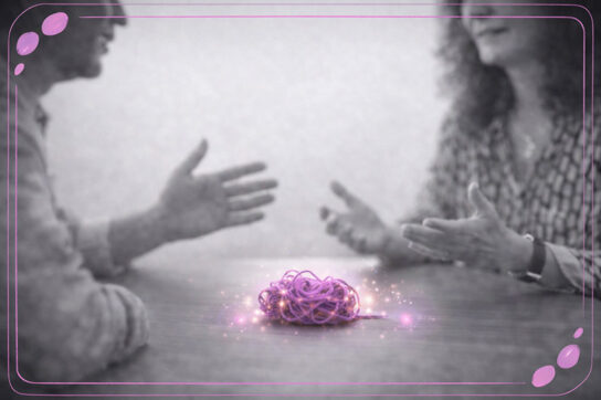 Deux personnes discutant autour d’un nœud symbolique rose et violet posé sur une table, illustrant l’externalisation en TLMR