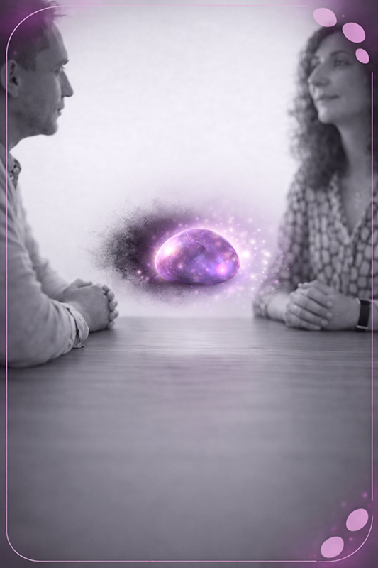 Deux personnes discutant autour d’une forme rose et violette flottant entre elles, représentant une problématique externalisée en TLMR, encadrée par des touches graphiques Mimethys - Externalisation en TLMR