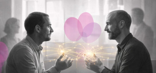 Séance d’hypnose conversationnelle entre deux praticiens, illustrant le lien thérapeutique et les interactions systémiques.