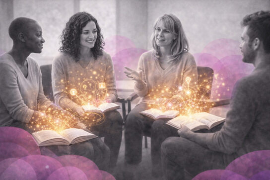 Groupe de professionnels échangeant autour de carnets ouverts d’où émergent des constellations lumineuses, symbolisant la formation en thérapie narrative