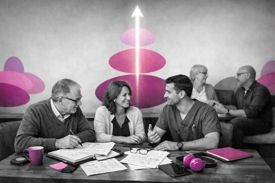 Professionnels de santé échangeant autour de manuscrits annotés, symbolisant la prise de hauteur entre terrain clinique et écriture, avec accents ovoïdes rose et violet Mimethys