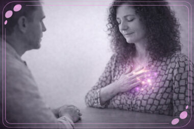 Femme intégrant une forme lumineuse en thérapie, symbole d’internalisation en TLMR