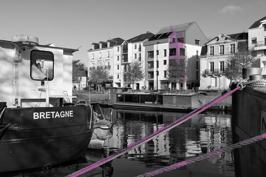 Quai de l’Erdre à Nantes avec un bateau bleu et des immeubles, à proximité de la salle de l’Institut Mimethys
