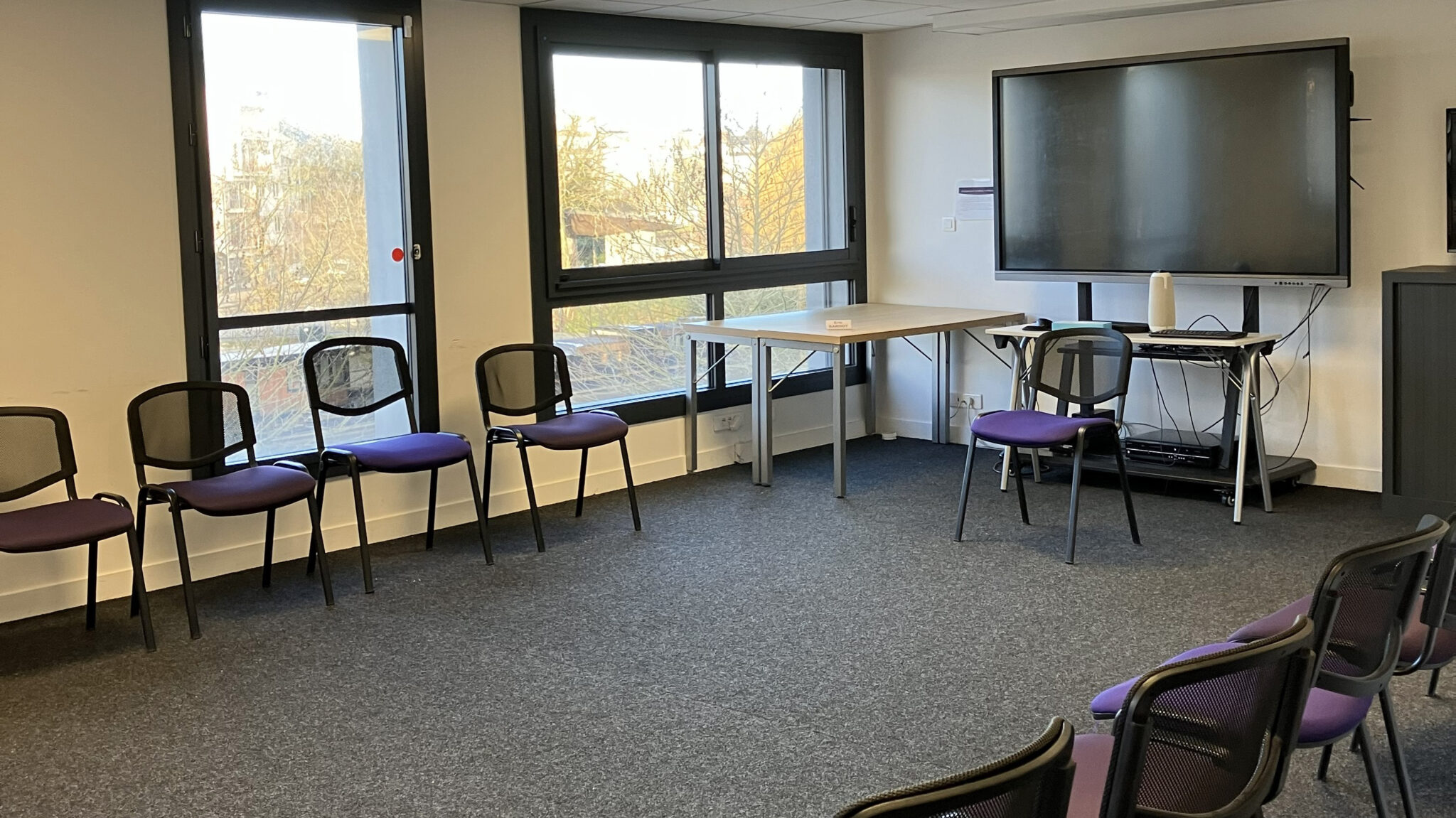 Salle de formation de l’Institut Mimethys à Nantes aménagée en cercle avec chaises et écran interactif