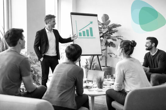 Réunion professionnelle en noir et blanc avec des touches bleu-vert, illustrant la double origine terrain et clinique de Mimethys Entreprise