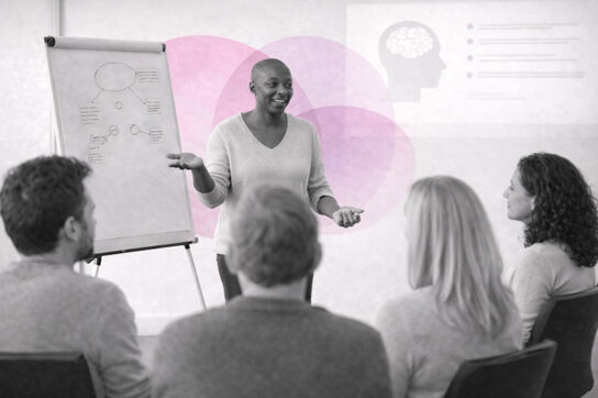 Animatrice devant un flipchart, échange avec un groupe en formation, sur fond de formes roses.