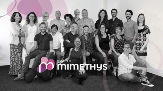 Professionnels en formation échangeant dans un cadre chaleureux, illustrant une pédagogie expérientielle, relationnelle et centrée sur l’humain