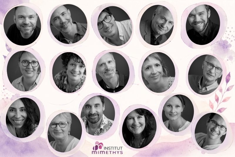 Professionnels en formation échangeant dans un cadre chaleureux, illustrant une pédagogie expérientielle, relationnelle et centrée sur l’humain