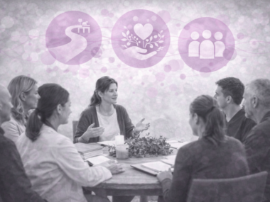 Groupe de praticiens en cercle à l’Institut Mimethys avec symboles de chemin, de lien et de communauté au-dessus de la table représentant la philosophie de l'Institut Mimethys