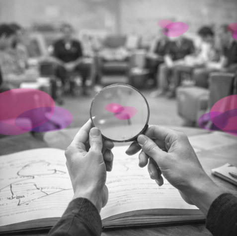 Carnet de notes ouvert avec schémas cliniques et loupe symbolisant l’analyse fine, en arrière-plan un cercle de participants en formation