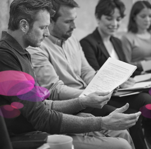 Professionnels d’horizons variés assis côte à côte en formation, symbolisant la diversité des métiers concernés par la supervision