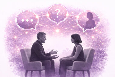 Thérapeute et personne accompagnée en interaction relationnelle, illustrant une posture engagée et décentrée