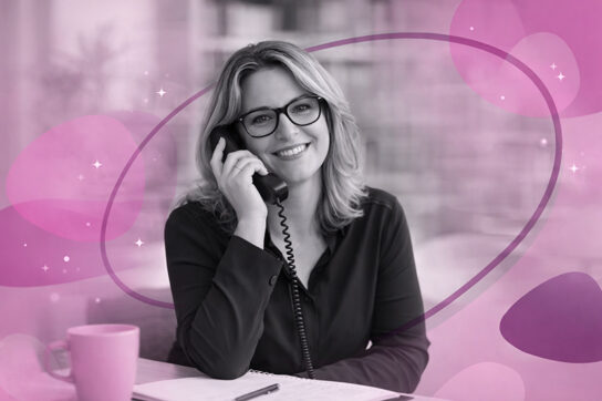 Professionnelle de l’Institut Mimethys souriante au téléphone, posture d’accueil et de disponibilité relationnelle