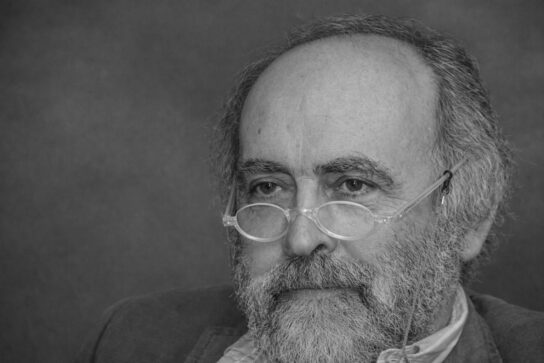 Portrait de Gérard Ostermann, médecin et psychothérapeute, en noir et blanc