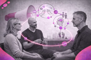 Scène de formation HTSMA en noir et blanc montrant une femme et deux hommes en échange, avec des éléments graphiques roses et violets symbolisant la parole, la relation thérapeutique et le mouvement, sur fond de mégaphone.