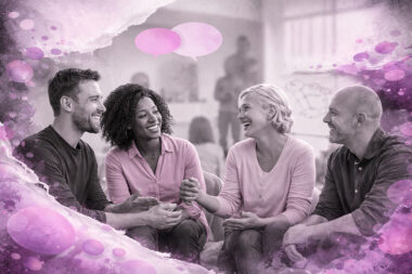 Professionnels échangeant avec sourire et engagement lors d’une formation, illustration en noir et blanc avec touches rose et violet