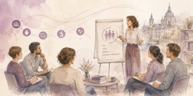 Illustration aquarelle représentant une formation de l’Institut Mimethys, avec un groupe de professionnels réunis autour d’une formatrice pour explorer la clinique du lien, la posture du praticien et les processus relationnels.